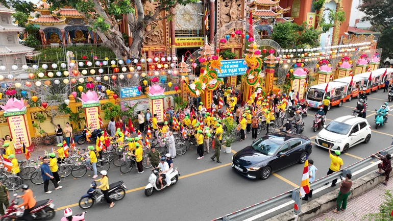 Ban Trị sự Phật giáo Q.1 tổ chức diễu hành xe hoa ngang qua tổ đình Vạn Thọ