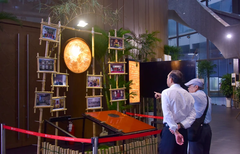 Nhà thơ Nguyễn Duy giới thiệu tác phẩm Thơ thiền Lý - Trần in trên giấy dó tại triển lãm Thơ thiền cổ điển Việt Nam - Ảnh: Quảng Đạo/BGN