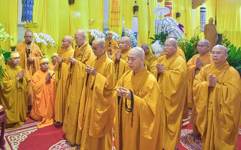 Chư tôn đức Ban Thường trực Ban Trị sự GHPGVN TP.HCM thắp hương tưởng niệm trước Giác linh đường Hòa thượng Thích Thiện Nghĩa vào sáng 9-6 - Ảnh: Quảng Đạo/BGN