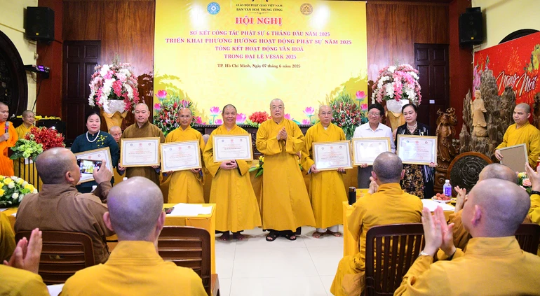 Trưởng lão Hòa thượng Thích Thanh Nhiễu trao Bằng tuyên dương công đức của TƯGH đến các tập thể, cá nhân tiêu biểu của Ban Văn hóa T.Ư