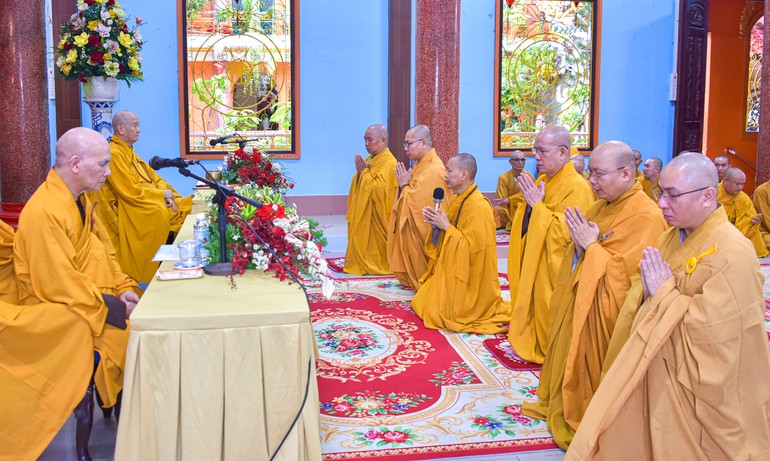 Thượng tọa Thích Minh Quang cùng các hành giả thực hiện nghi thức tác pháp an cư kiết hạ tại tổ đình Vạn Thọ (Q.1, TP.HCM) - Ảnh: Quảng Đạo/BGN