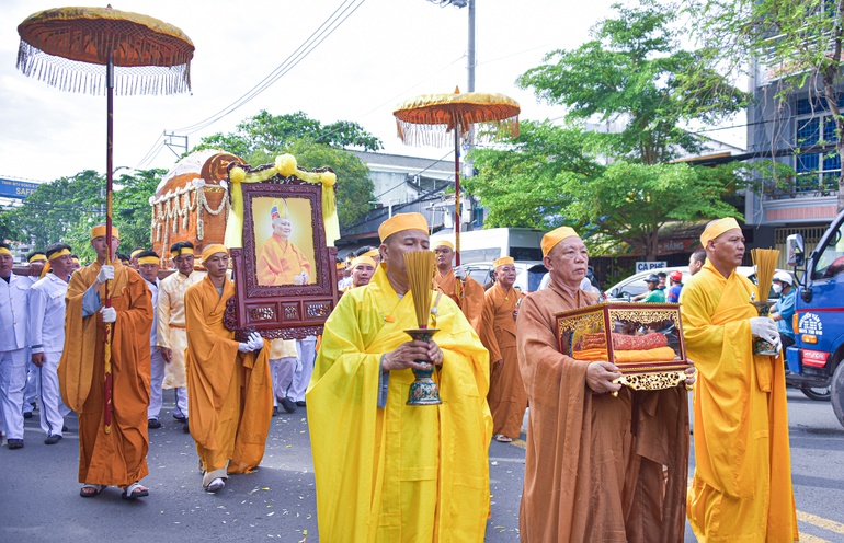 Môn đồ đệ tử cung thỉnh lư hương, di ảnh và y bát của Hòa thượng Thích Thiện Nghĩa rời Giác linh đường đến nơi trà-tỳ - Ảnh: Quảng Đạo/BGN