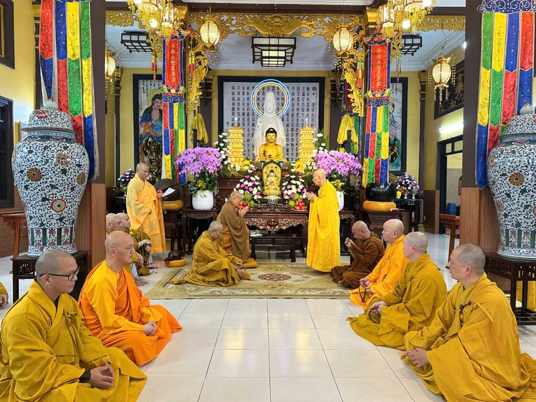 Chư vị Hòa thượng thực hiện nghi thức đối thú an cư