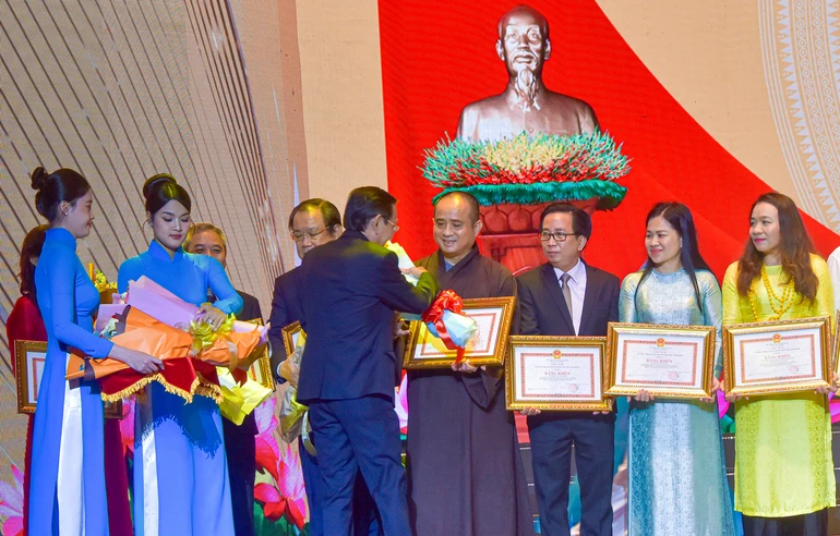 Thượng tọa Thích Tâm Hải, Tổng Biên tập Báo Giác Ngộ nhận Bằng khen của UBND TP.HCM trao tặng đến tập thể Báo Giác Ngộ tại Lễ kỷ niệm 100 năm Ngày Báo chí Cách mạng Việt Nam - Ảnh: Quảng Đạo/BGN