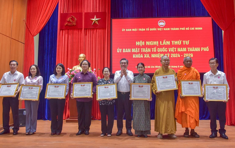 Ông Nguyễn Phước Lộc tặng Bằng khen đến các cá nhân tiêu biểu tại Hội nghị lần thứ 4 của Ủy ban MTTQVN TP.HCM - Ảnh: Quảng Đạo/BGN