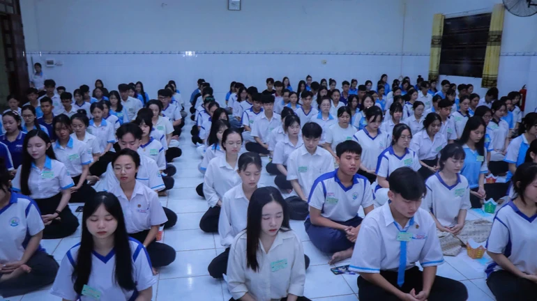 Học sinh thực tập thiền định để giữ bình tĩnh trước kỳ thi 