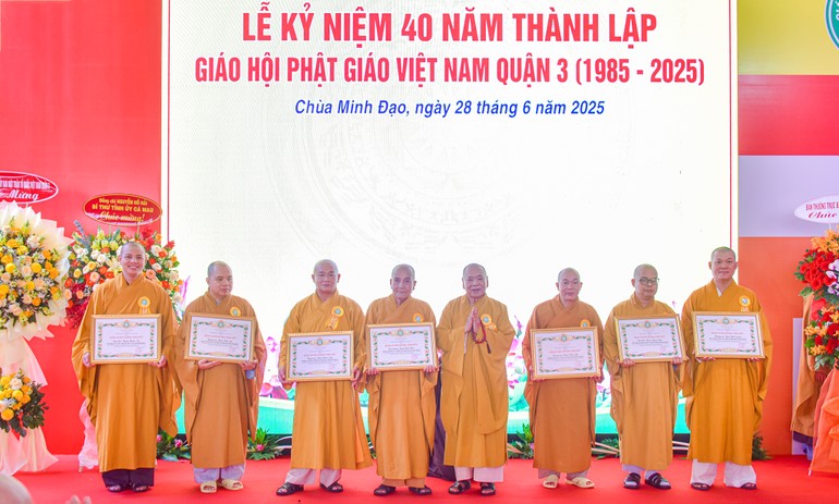 Trung ương Giáo hội tặng Bằng tuyên dương công đức đến các cá nhân Ban Trị sự GHPGVN Q.3 - Ảnh: Quảng Đạo/BGN