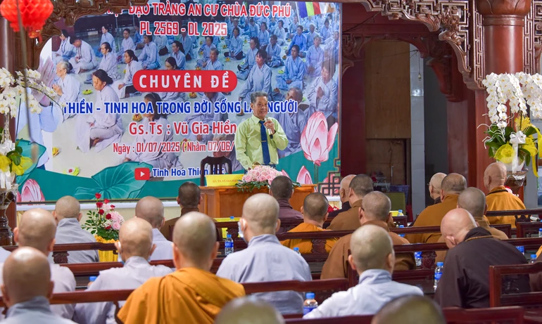 Tăng Ni, Phật tử tham dự buổi nói chuyện với chuyên đề "Thiền - Tinh hoa trong đời sống làm người" tại hạ trường chùa Đức Phú - Ảnh: Quảng Đạo/BGN