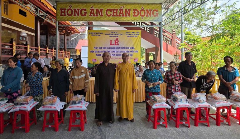 Đoàn Phật giáo người Hoa TP.HCM tặng quà người dân khó khăn tại tỉnh Vĩnh Long