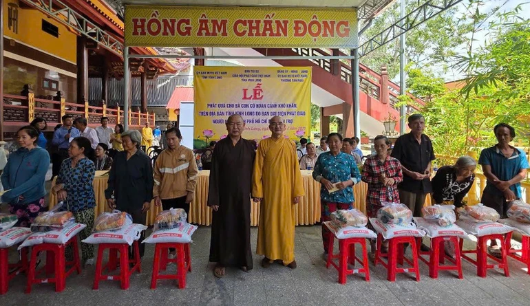 Đoàn Phật giáo người Hoa TP.HCM tặng quà người dân khó khăn tại tỉnh Vĩnh Long