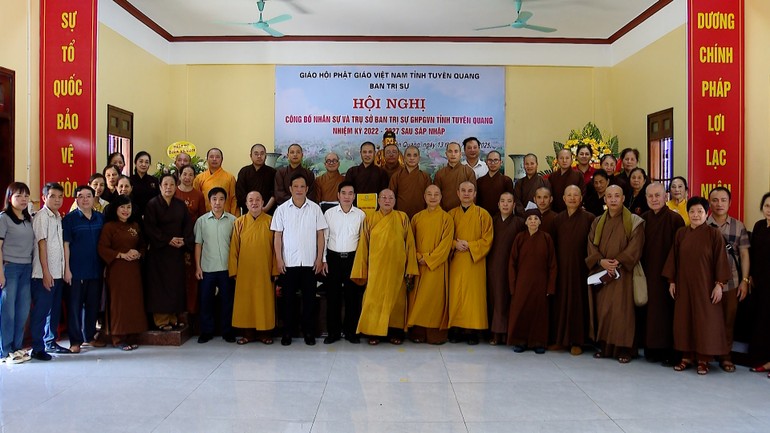 Tập thể Ban Trị sự GHPGVN tỉnh Tuyên Quang chụp hình lưu niệm tại chùa Phú Lâm