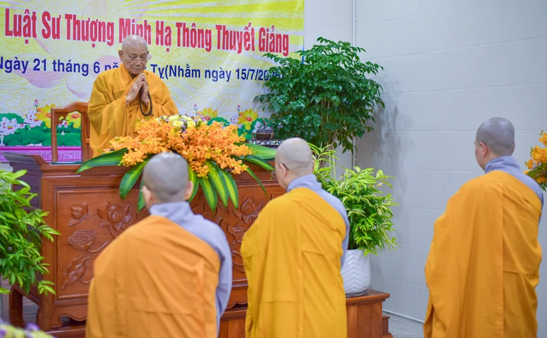 Chư Ni tác bạnh cung thỉnh Trưởng lão Hòa thượng Thích Minh Thông ban lời sách tấn các hành giả tại hạ trường chùa Pháp Võ - Ảnh: Quảng Đạo/BGN