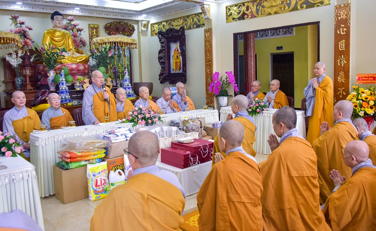 Ni trưởng Thích nữ Từ Nhẫn sách tấn các hành giả Ni tại hạ trường ni viện Phước Long (P.Phước Long, TP.HCM) - Ảnh: Quảng Đạo/BGN