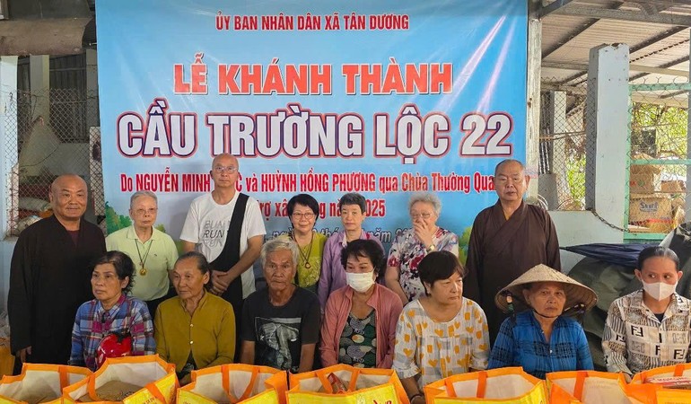 Đoàn trao tặng các phần quà đến người dân có hoàn cảnh khó khăn tại X.Tân Dương, tỉnh Đồng Tháp