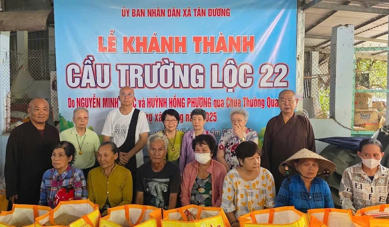 Đoàn trao tặng các phần quà đến người dân có hoàn cảnh khó khăn tại X.Tân Dương, tỉnh Đồng Tháp