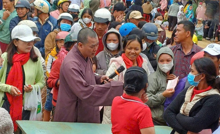 Đoàn thăm hỏi sức khỏe người dân tại P.Gia Bắc, tỉnh Lâm Đồng