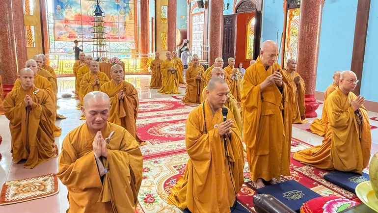 Hòa thượng Thích Thanh Tùng hướng dẫn chư hành giả niêm hương, đảnh lễ Tam bảo