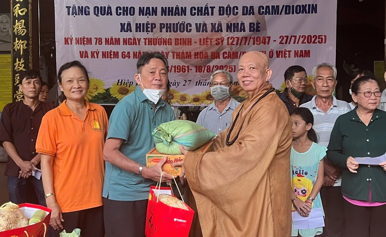 Thượng tọa Thích Thiện Từ trao quà đến người dân