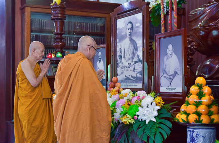 Trưởng lão Hòa thượng Thích Giác Nhường và Trưởng lão Hòa thượng Thích Giác Giới đảnh lễ cố Trưởng lão nhị Tổ Giác Chánh - Ảnh: Quảng Đạo/BGN