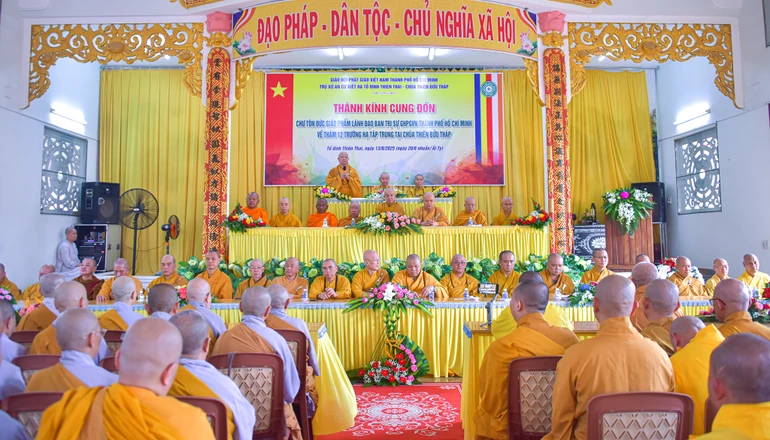 Hòa thượng Thích Lệ Trang sách tấn hành giả an cư tại tổ đình Thiên Thai - Ảnh: Quảng Đạo/BGN