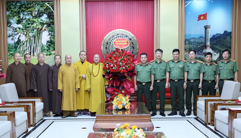 Ban Trị sự Phật giáo tỉnh Tuyên Quang tặng hoa chúc mừng Công an tỉnh Tuyên Quang 