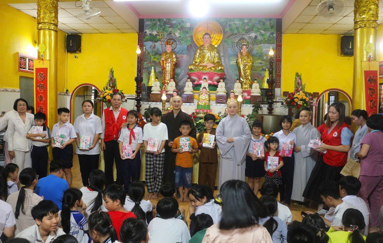 Ban Tổ chức trao các phần quà đến các thí sinh