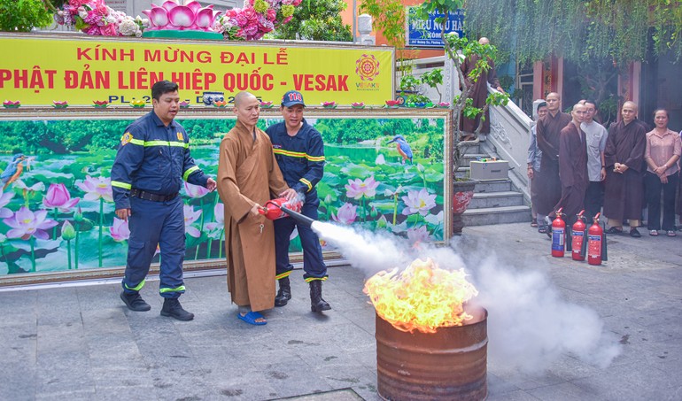 Chư Tăng thực hành kỹ năng sử dụng bình chữa cháy dập tắt đám cháy tại tổ đình Vạn Thọ (P.Tân Định, TP.HCM) - Ảnh: Quảng Đạo/BGN