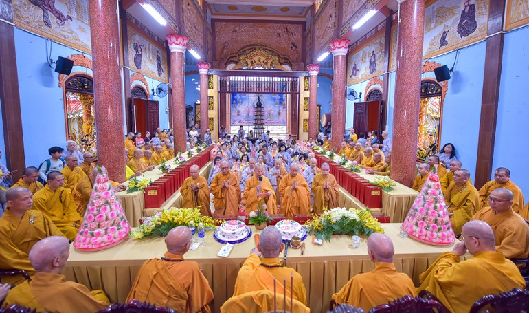 Tăng Ni, Phật tử khánh tuế, cúng dường pháp y đến chư vị Hòa thượng Chứng minh - Ảnh: Quảng Đạo/BGN