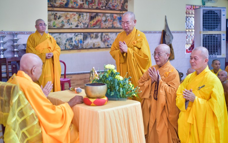 Chư Tăng thực hiện nghi thức tác pháp Tự tứ - Ảnh: Quảng Đạo/BGN