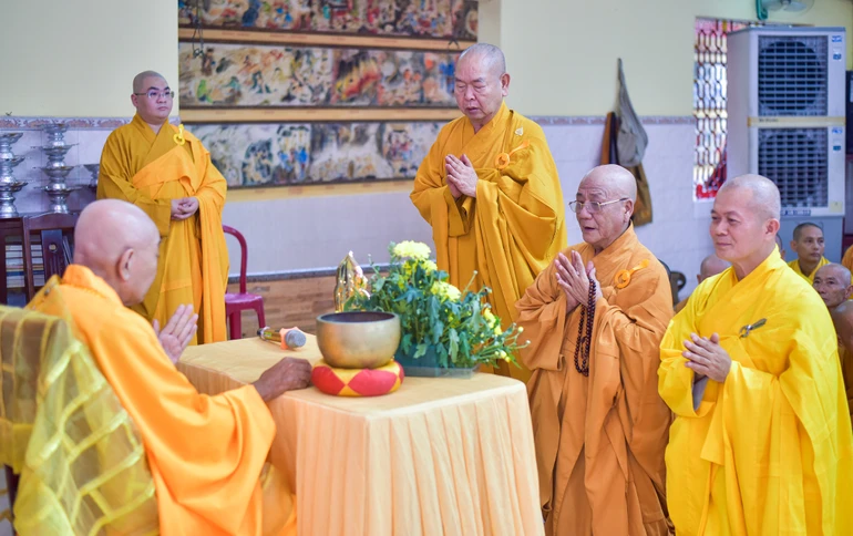 Chư Tăng thực hiện nghi thức tác pháp Tự tứ - Ảnh: Quảng Đạo/BGN