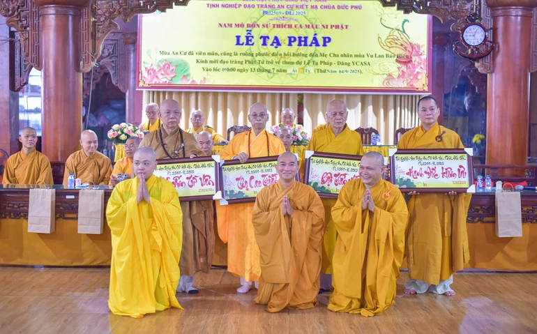 Các hành giả tri ân chư tôn đức Ban Chức sự trường hạ chùa Đức Phú - Ảnh: Quảng Đạo/BGN