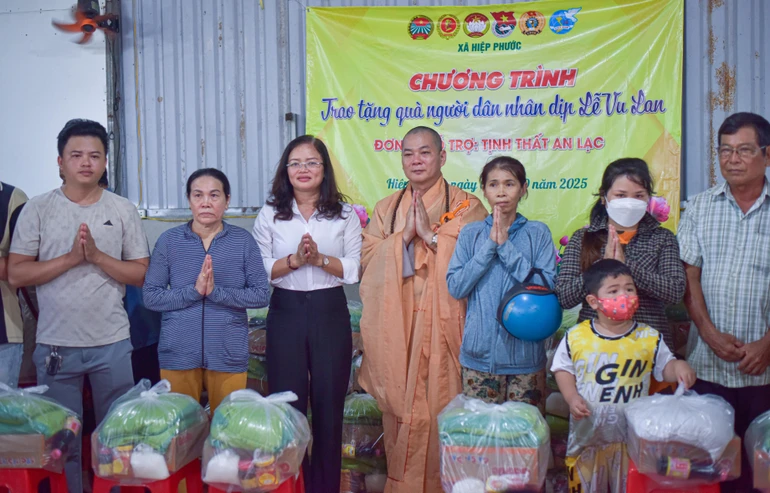 Chư Tăng tịnh thất An Lạc trao tặng 300 phần quà đến người dân nhân Đại lễ Vu lan - Báo hiếu Phật lịch 2569 - Ảnh: Quảng Đạo/BGN