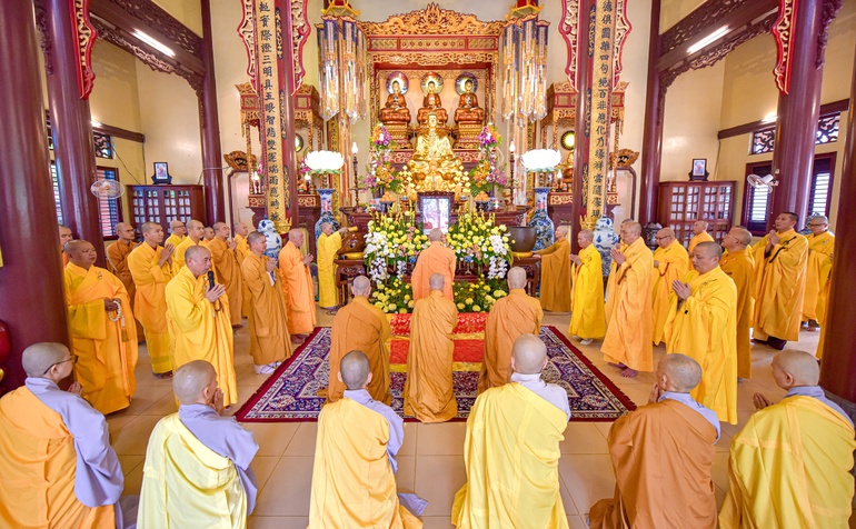 Môn đồ pháp quyến tổ chức Lễ tưởng niệm 13 năm Trưởng lão Hòa thượng Thích Minh Châu viên tịch tại thiền viện Vạn Hạnh (TP.HCM) vào trưa 8-9 - Ảnh: Quảng Đạo/BGN