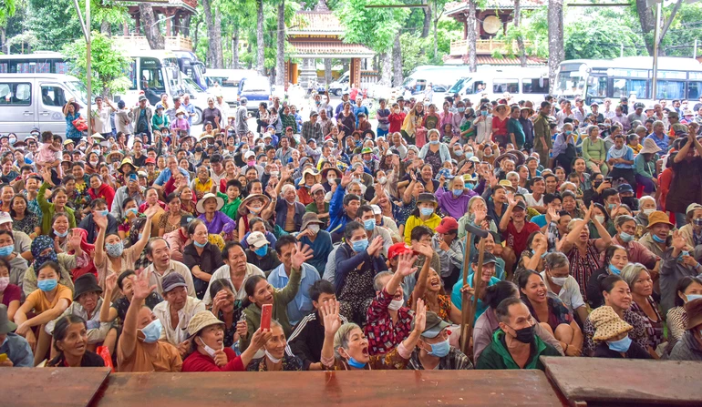 Người dân vui mừng chờ đón những món quà ý nghĩa trong mùa Vu lan - Báo hiếu tại tổ đình Giác Lâm (P.Bảy Hiền, TP.HCM) - Ảnh: Quảng Đạo/BGN