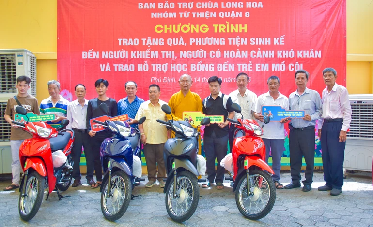 Hòa thượng Thích Huệ Công cùng các mạnh thường quân trao phương tiện sinh kế đến người dân khó khăn - Ảnh: Quảng Đạo/BGN