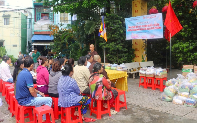 Các tự viện trên địa bàn TP.HCM tặng quà đến người dân trong dịp Vu lan 