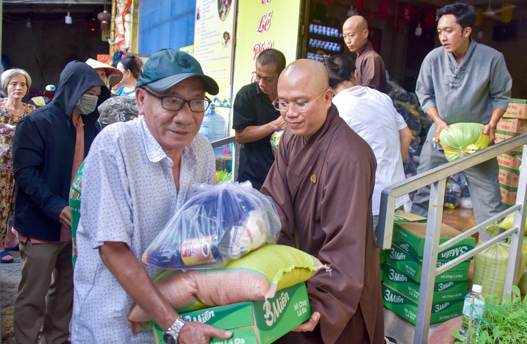 Đại đức Thích Trí Đức trao quà đến người dân tại chùa Giác Hoằng vào chiều 20-9 - Ảnh: Quảng Đạo/BGN
