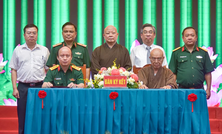 Đại diện Ban Trị sự GHPGVN TP.HCM và Bộ Tư lệnh TP.HCM ký kết chương trình phối hợp hoạt động giai đoạn 2025-2030 - Ảnh: Quảng Đạo/BGN