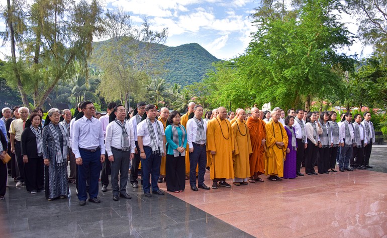 Đoàn lãnh đạo TP.HCM dâng hương tưởng niệm các anh hùng liệt sĩ tại Nghĩa trang Hàng Keo (Đặc khu Côn Đảo, TP.HCM) - Ảnh: Quảng Đạo/BGN