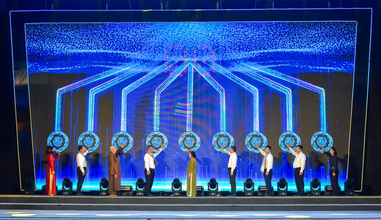 Các đại biểu lãnh đạo trong nghi thức khai mạc Hội sách Côn Đảo - Ảnh: Quảng Đạo/BGN