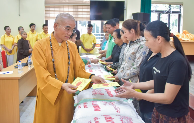 Thượng tọa Thích Tuệ Hải trao tặng các phần quà đến người dân tỉnh Cao Bằng - Ảnh: Quảng Đạo/BGN