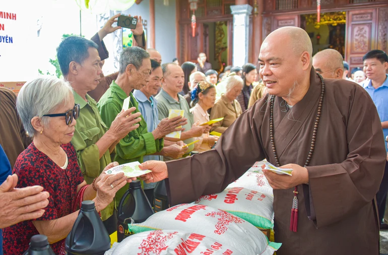 Thượng tọa Thích Thanh Phong trao quà đến người dân tại chùa Kim Sơn Cam Giá (phường Gia Sàng, tỉnh Thái Nguyên) vào sáng 21-10 - Ảnh: Quảng Đạo/BGN