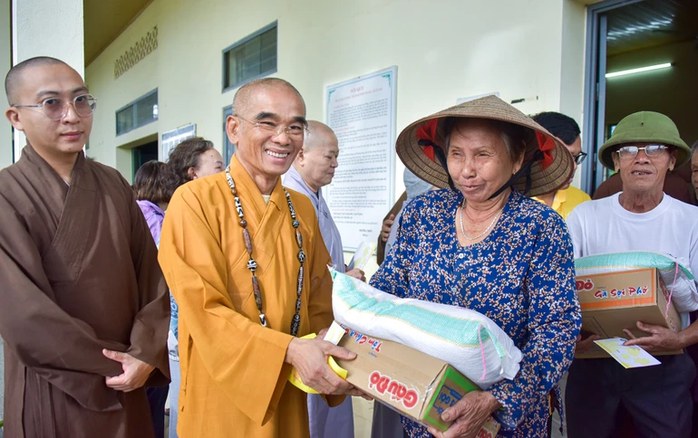 Trao quà đến bà con tại thôn Tân Mãi, xã Yên Thế, tỉnh Bắc Ninh - Ảnh: Quảng Đạo/BGN