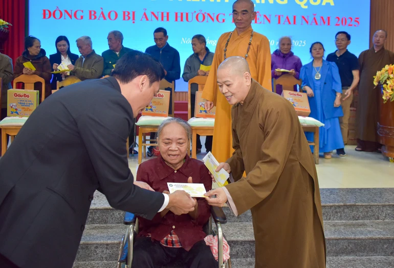 Ni trưởng Thích nữ Huệ Tuyến, Phó Trưởng ban Kinh tế - Tài chính T.Ư, Phó ban Từ thiện xã hội Phật giáo TP.HCM tặng quà đến người dân tại tỉnh Thanh Hóa - Ảnh: Quảng Đạo/BGN