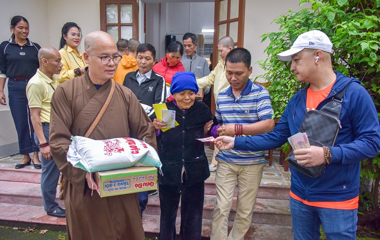 Một cụ bà nhận quà từ đoàn GHPGVN trao tặng - Ảnh: Quảng Đạo/BGN