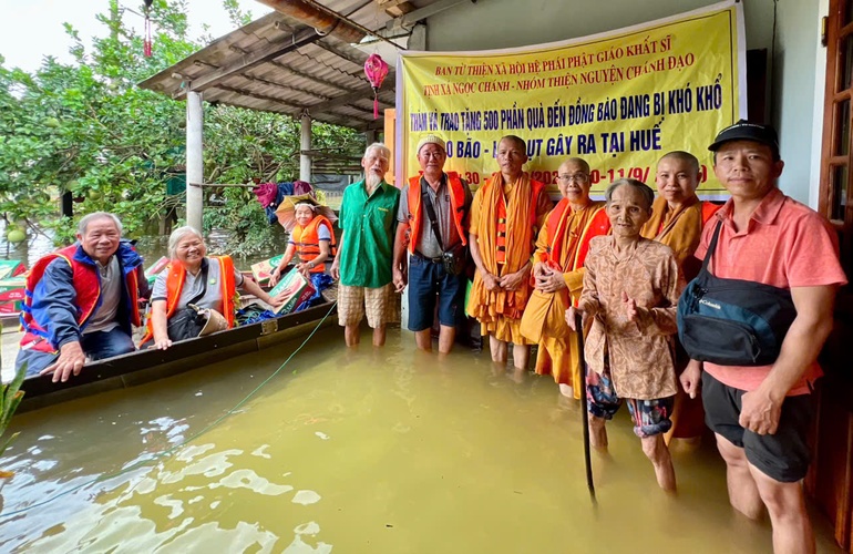 Đoàn tặng quà đến hộ dân đang bị ngập tại tổ dân phố Tứ Chánh, TP.Huế - Ảnh: Quảng Đạo/BGN