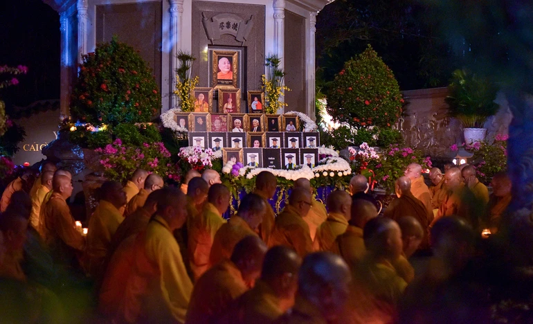 Tăng Ni lắng lòng nghe lại pháp âm của cố Trưởng lão Hòa thượng Thích Minh Châu - vị Thầy khả kính của mình trong khuôn viên bảo tháp Pháp Lạc (thiền viện Vạn Hạnh) - Ảnh: Quảng Đạo/BGN