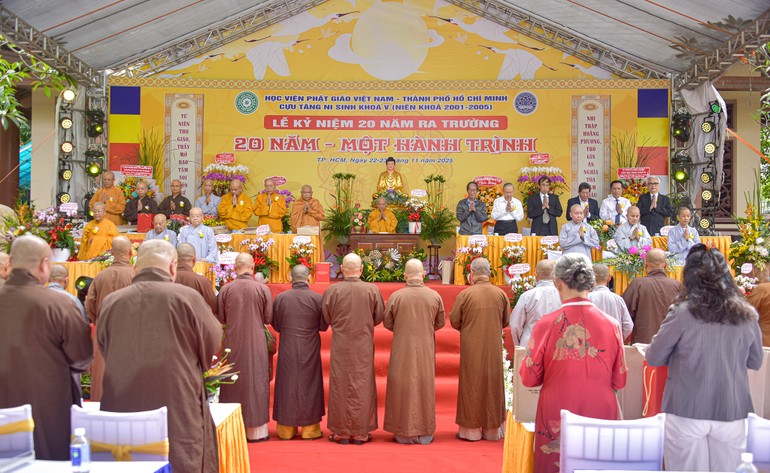 Chư tôn đức dành một phút tưởng niệm cố Trưởng lão Hòa thượng Thích Minh Châu, các vị giáo sư, giáo thọ sư, Tăng Ni sinh đã viên tịch - Ảnh: Quảng Đạo/BGN