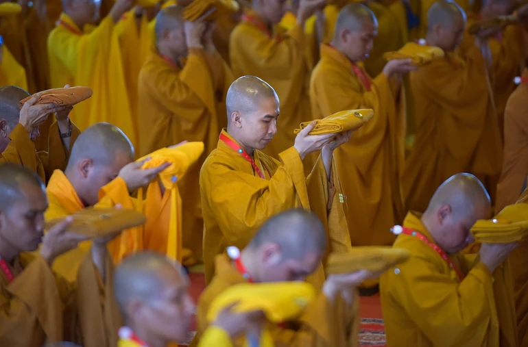 Các giới tử xả mạn y và được trao truyền tam y, bình bát, tọa cụ và đãy lọc nước để chính thức trở thành Tỳ-kheo - Ảnh: Quảng Đạo/BGN