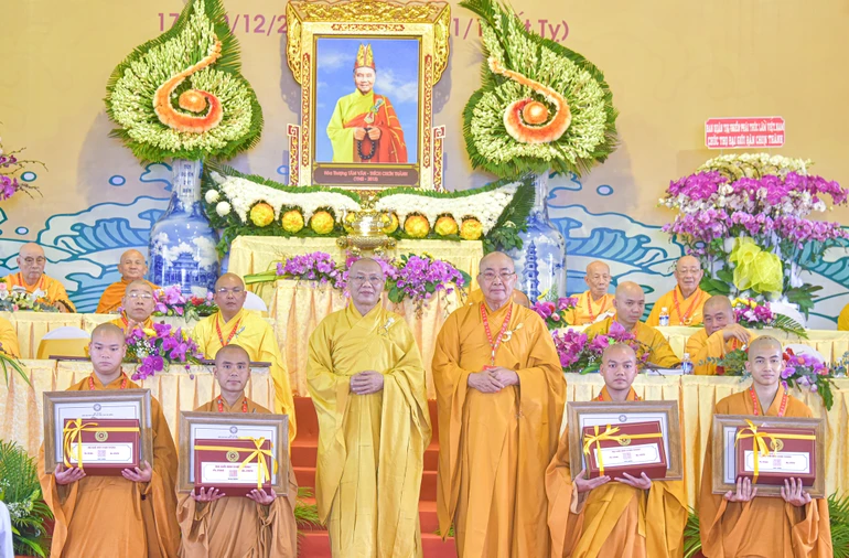 Ban Tổ chức Đại giới đàn Chơn Thành tặng phần thưởng đến các giới tử Tỳ-kheo đạt thành tích cao trong kỳ khảo hạch - Ảnh: Quảng Đạo/BGN